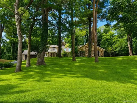32 Valley Road Old Westbury NY 11568