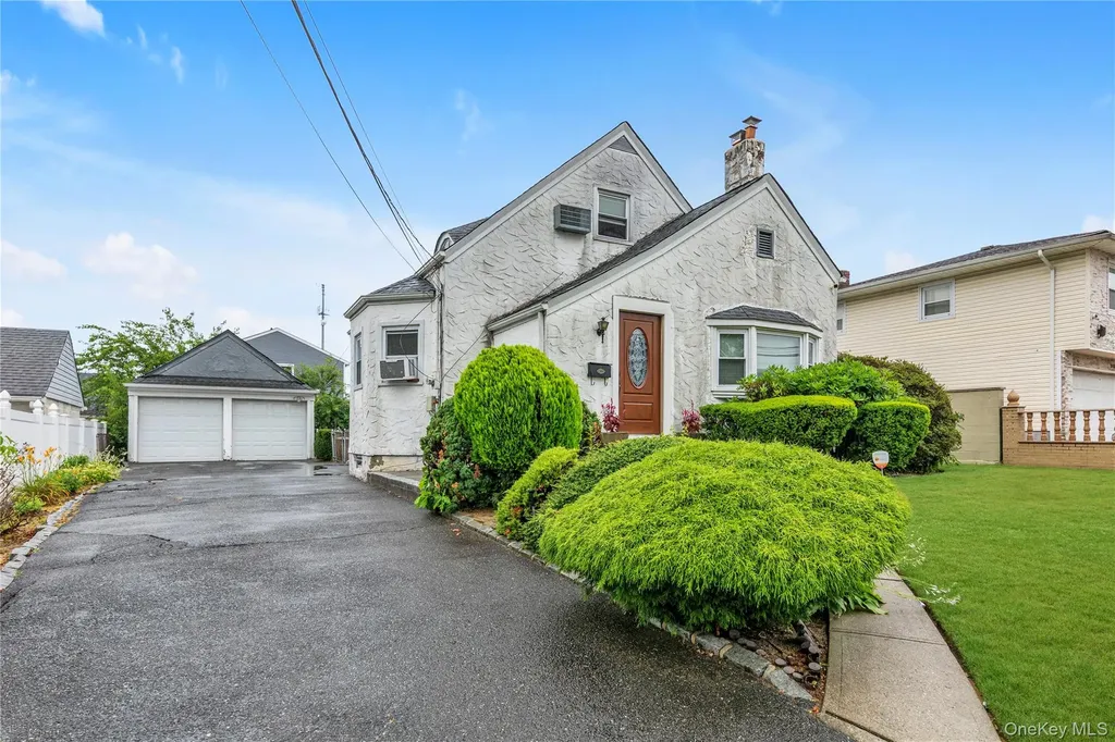 1639 Empire Street Elmont NY 11003