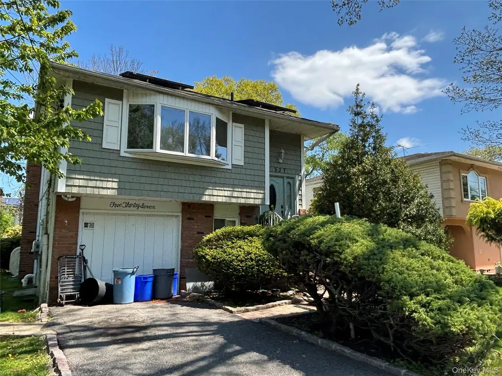 537 Lakeway Drive West Babylon NY 11704