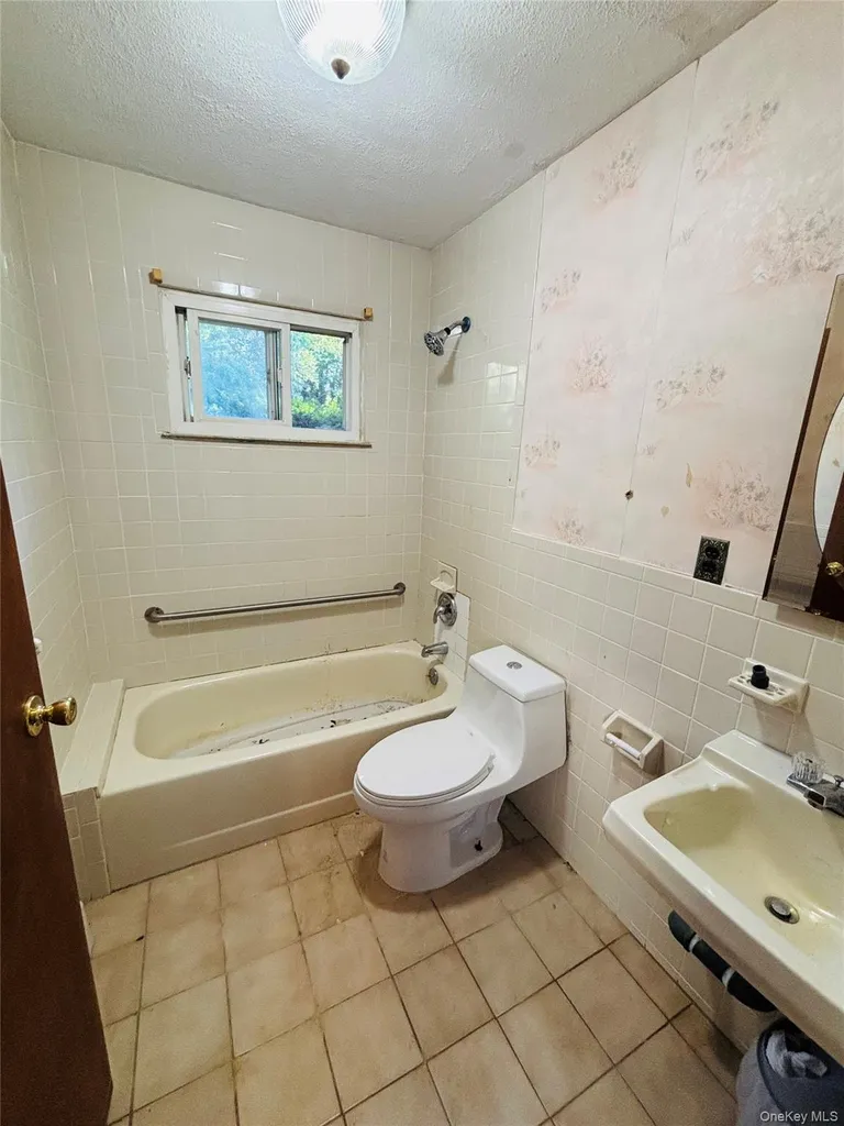 537 Lakeway Drive West Babylon NY 11704
