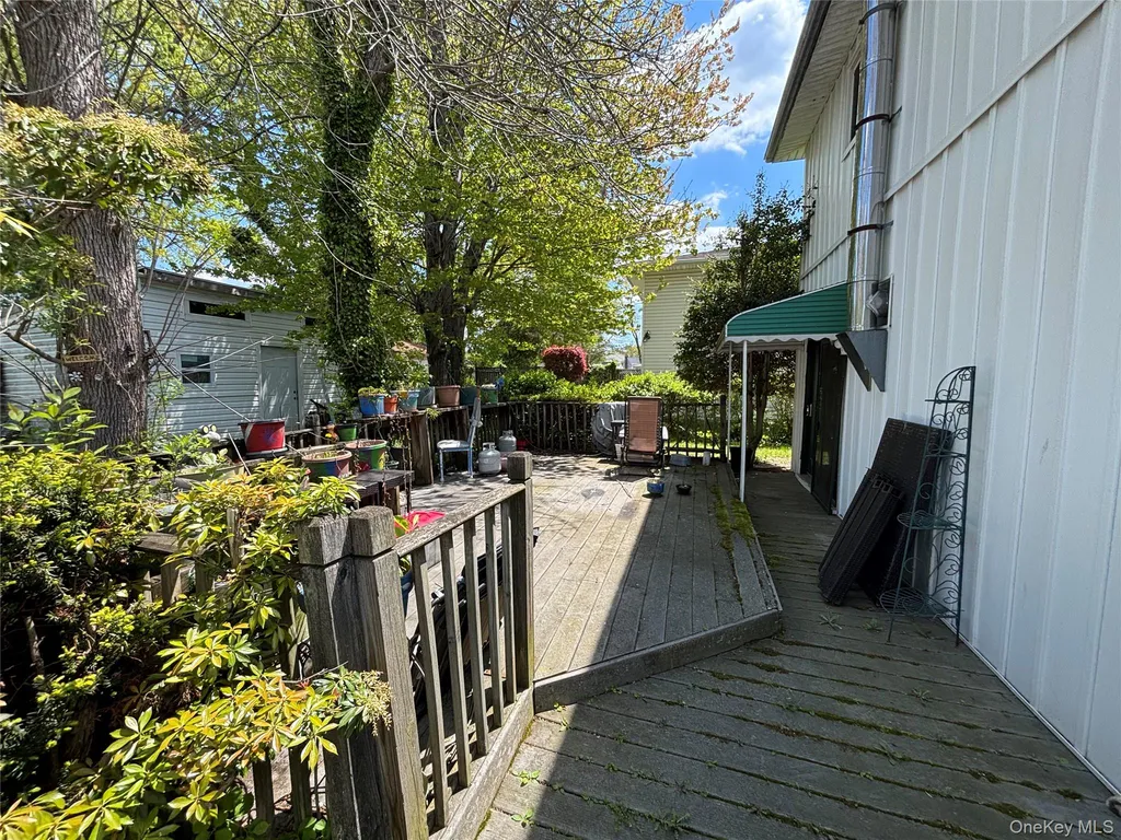 537 Lakeway Drive West Babylon NY 11704