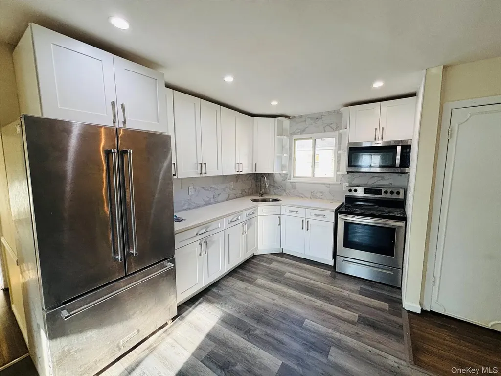 537 Lakeway Drive West Babylon NY 11704