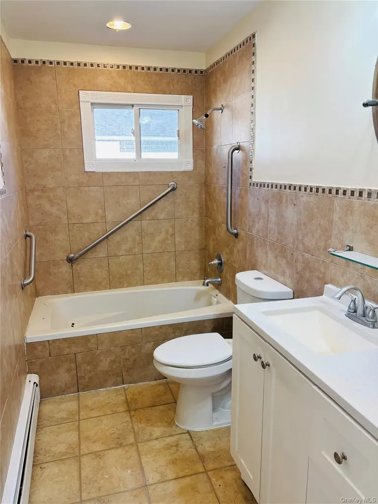 537 Lakeway Drive West Babylon NY 11704