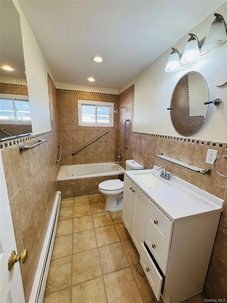 537 Lakeway Drive West Babylon NY 11704