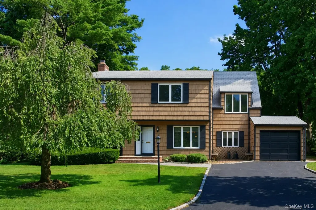 165 Salem Road East Hills NY 11577