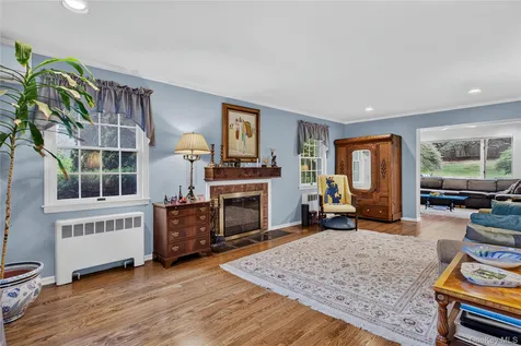 165 Salem Road East Hills NY 11577
