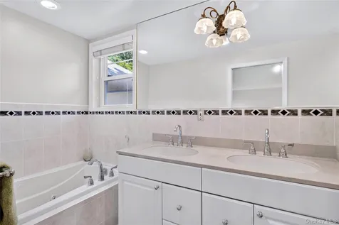 165 Salem Road East Hills NY 11577