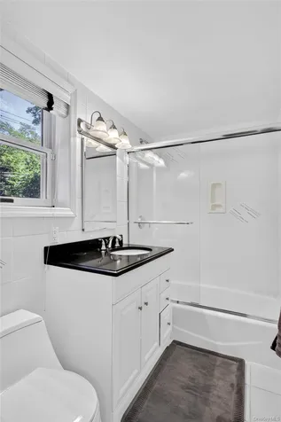 165 Salem Road East Hills NY 11577