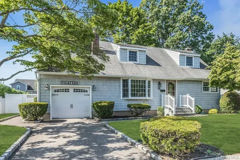 14 Prade Lane Massapequa Park NY 11762
