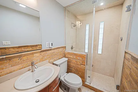 453 Dartmouth Street Westbury NY 11590
