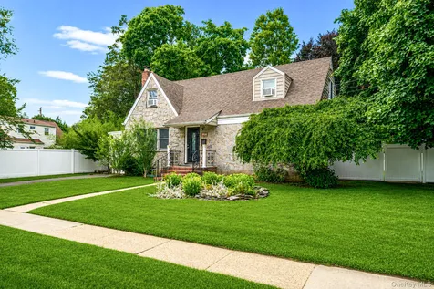 453 Dartmouth Street Westbury NY 11590
