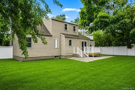 453 Dartmouth Street Westbury NY 11590