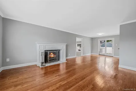 453 Dartmouth Street Westbury NY 11590