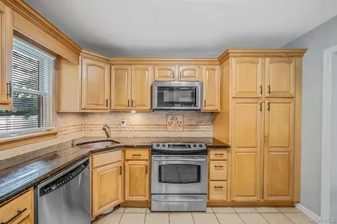 453 Dartmouth Street Westbury NY 11590