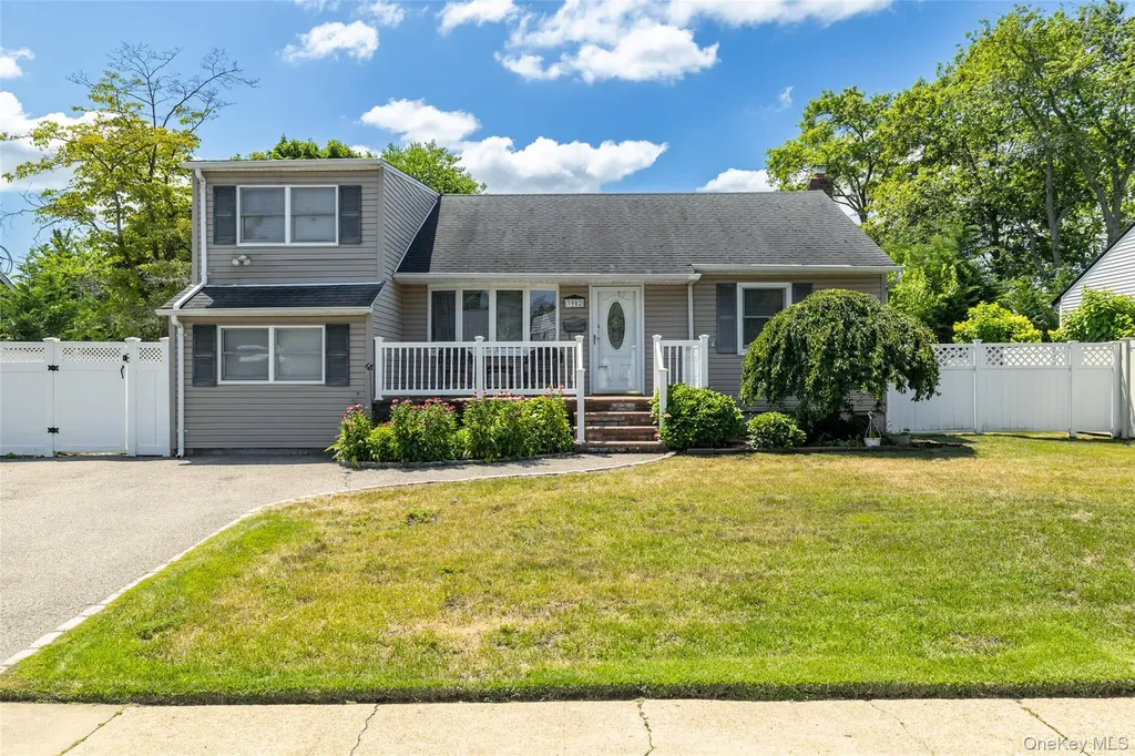 3902 Clove Court Seaford NY 11783