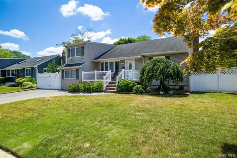 3902 Clove Court Seaford NY 11783