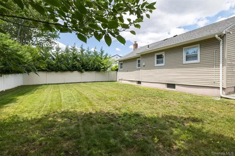 3902 Clove Court Seaford NY 11783