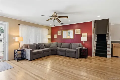 3902 Clove Court Seaford NY 11783