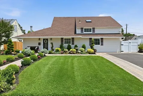45 Cottonwood Lane Westbury NY 11590