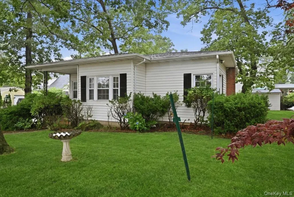 89 W 4th Street Ronkonkoma NY 11779