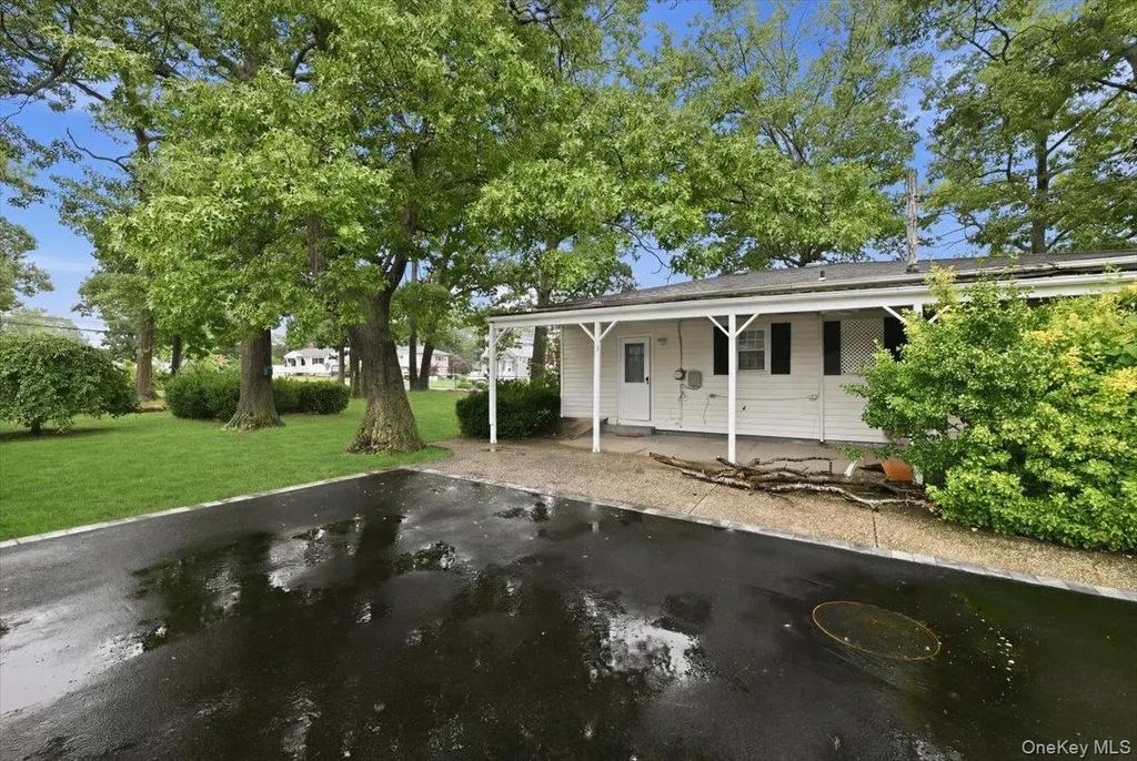 89 W 4th Street Ronkonkoma NY 11779