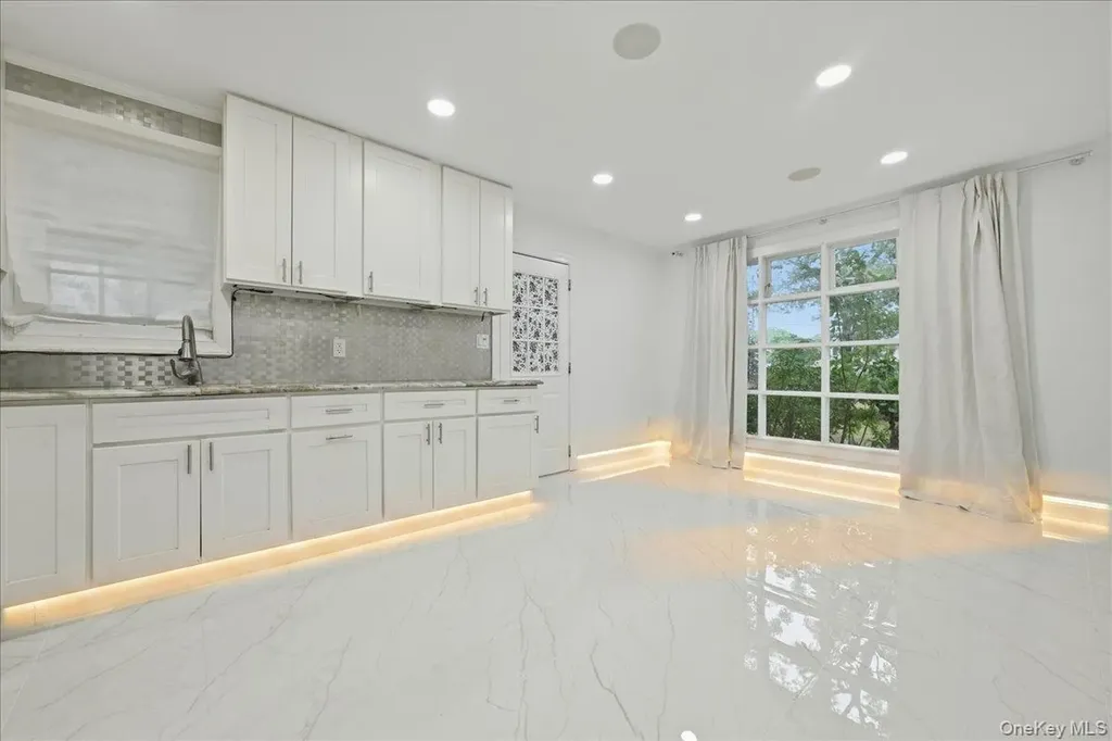 89 W 4th Street Ronkonkoma NY 11779