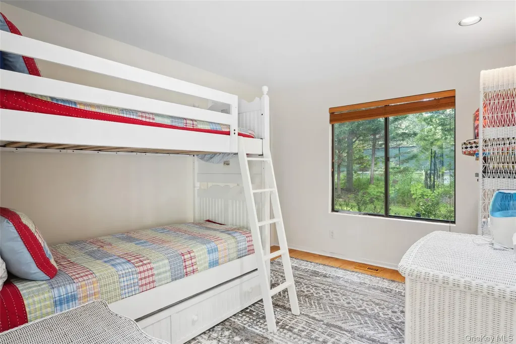 26 Woodland Way Quogue NY 11959