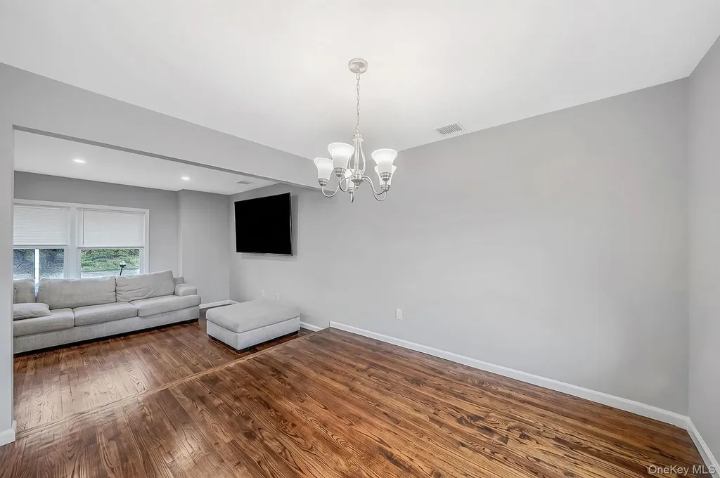 18 Jackson Street Farmingdale NY 11735