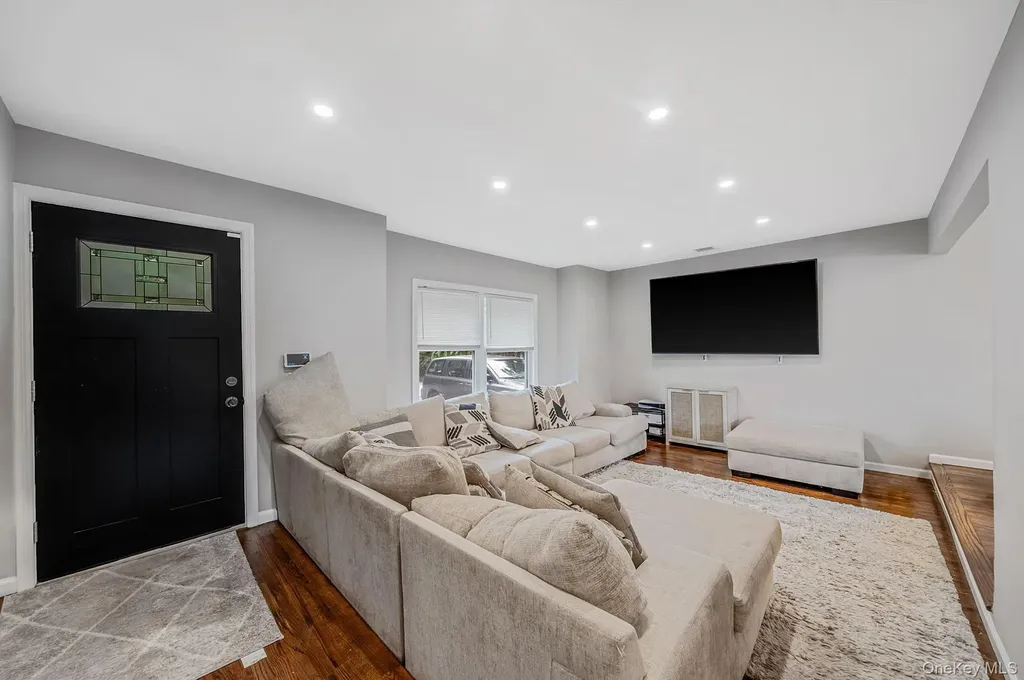 18 Jackson Street Farmingdale NY 11735