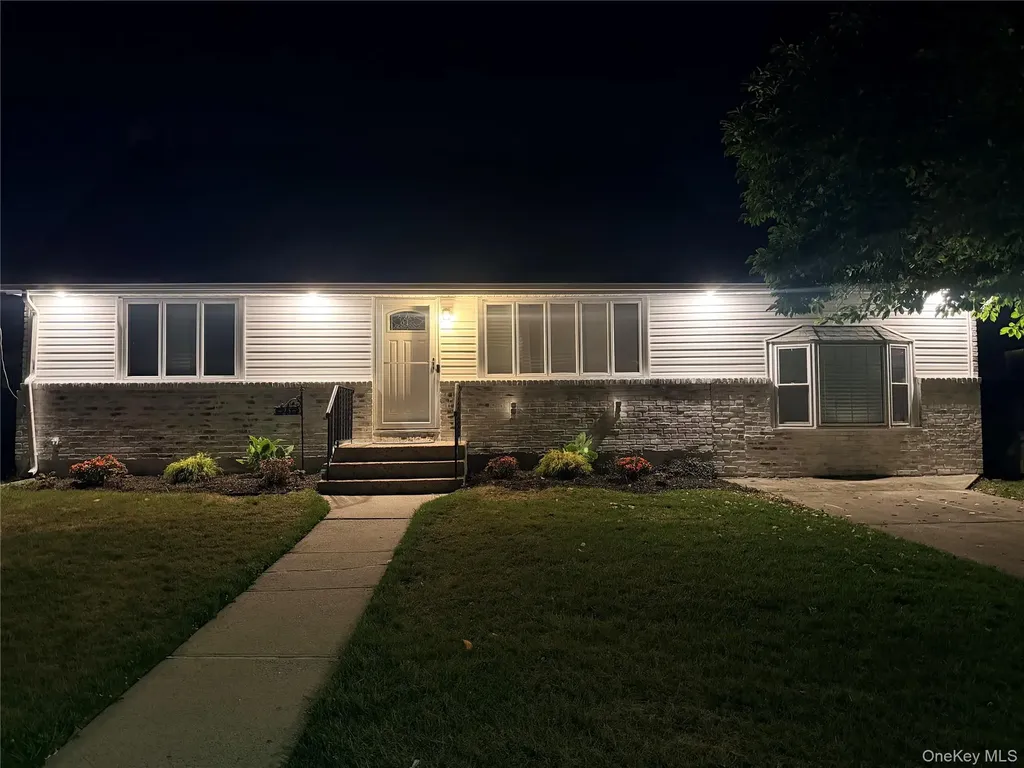 25 Lois Lane Farmingdale NY 11735