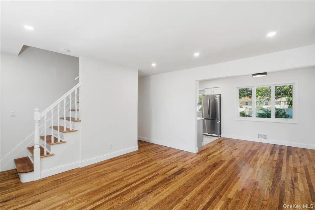 25 Lois Lane Farmingdale NY 11735