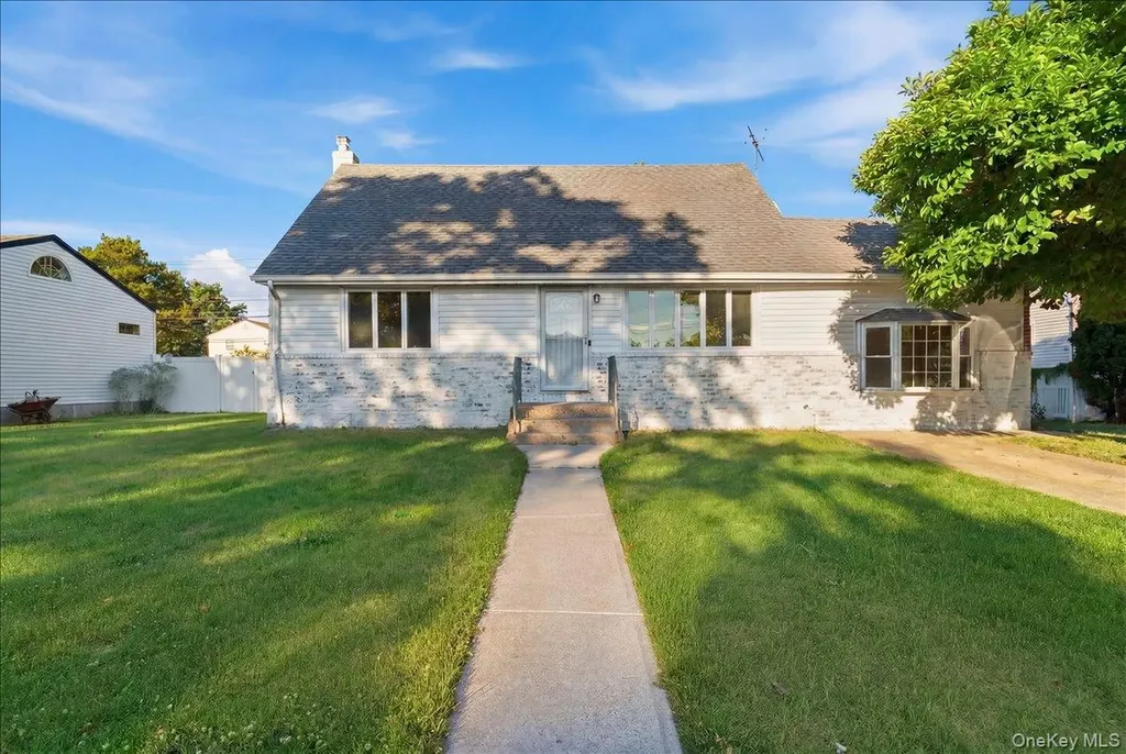 25 Lois Lane Farmingdale NY 11735
