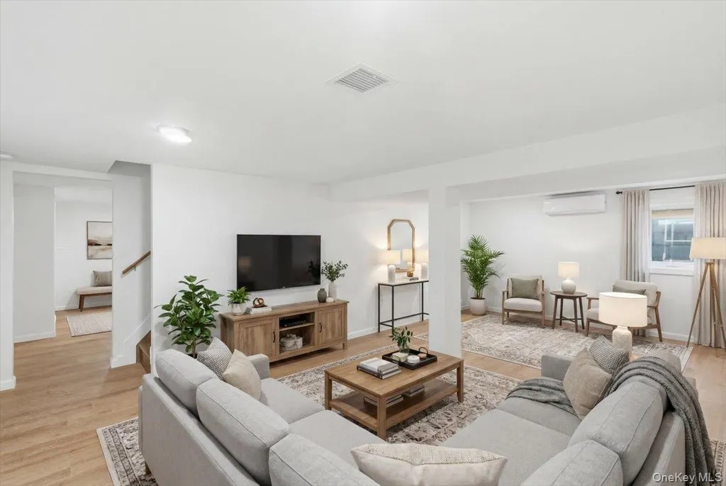 25 Lois Lane Farmingdale NY 11735