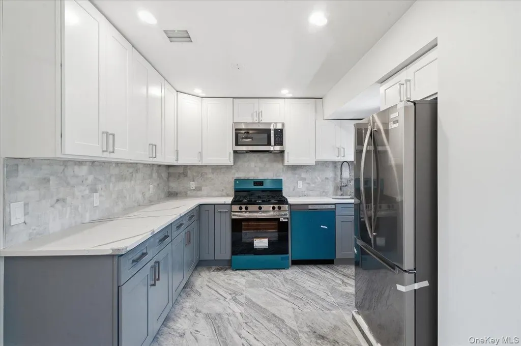 25 Lois Lane Farmingdale NY 11735