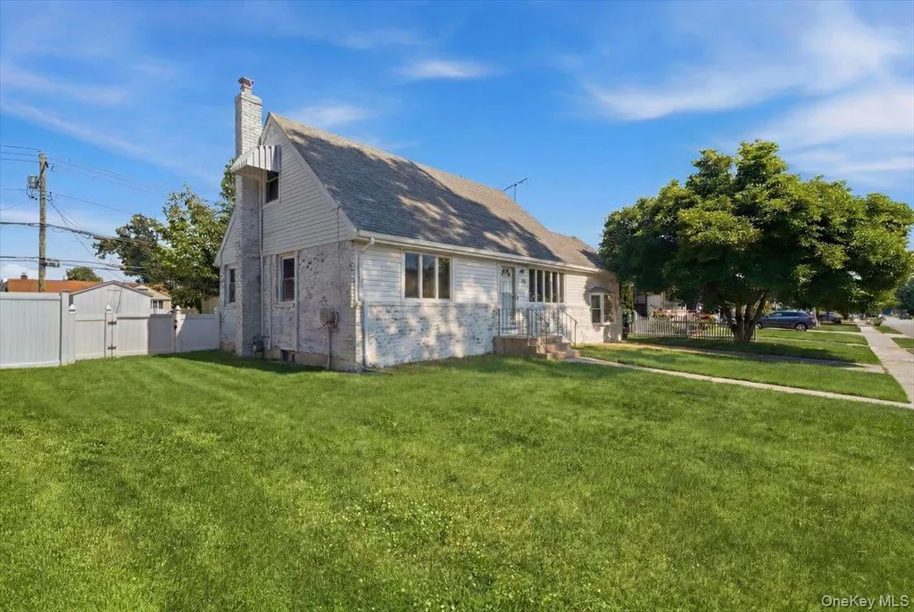 25 Lois Lane Farmingdale NY 11735