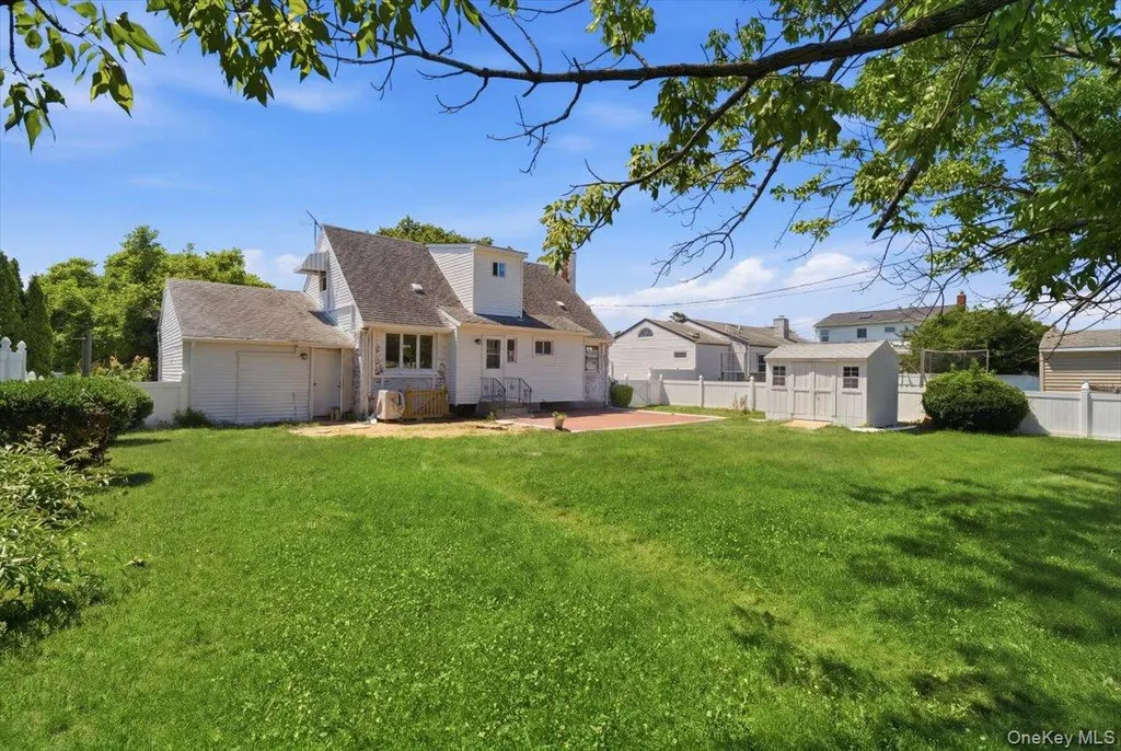 25 Lois Lane Farmingdale NY 11735