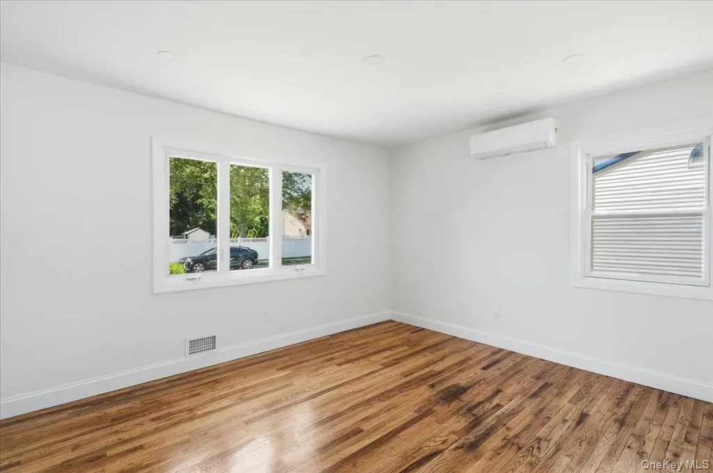 25 Lois Lane Farmingdale NY 11735