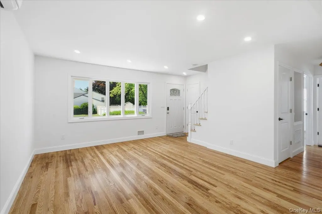 25 Lois Lane Farmingdale NY 11735