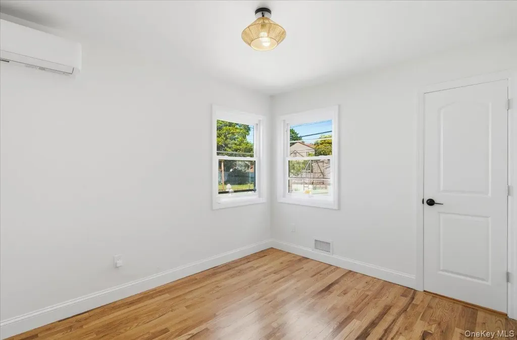 25 Lois Lane Farmingdale NY 11735