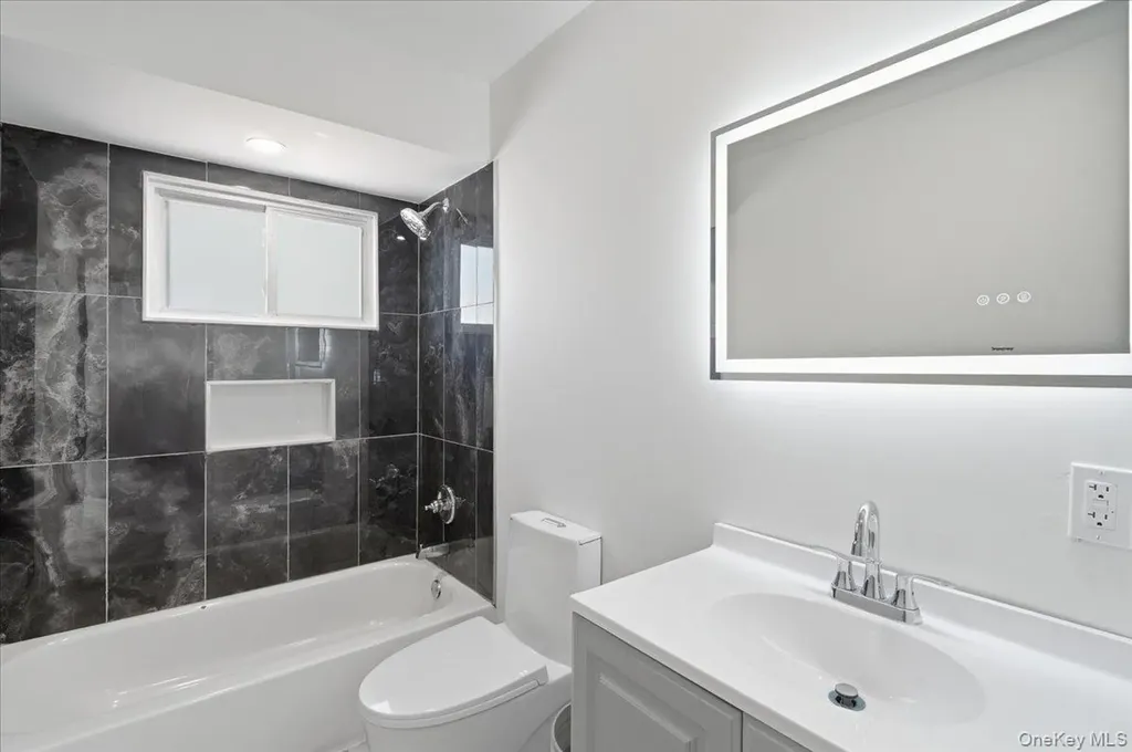 25 Lois Lane Farmingdale NY 11735