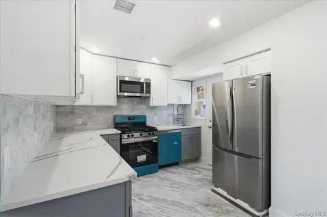 25 Lois Lane Farmingdale NY 11735