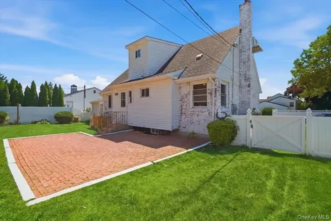 25 Lois Lane Farmingdale NY 11735
