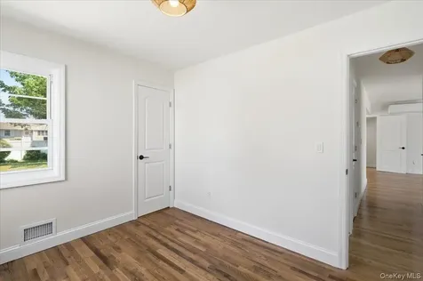 25 Lois Lane Farmingdale NY 11735