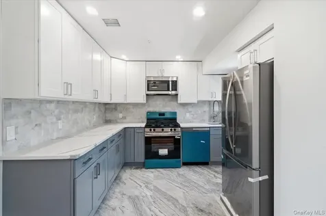 25 Lois Lane Farmingdale NY 11735