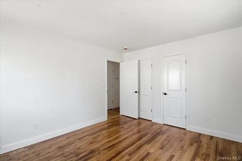 25 Lois Lane Farmingdale NY 11735