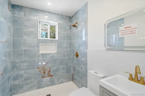 25 Lois Lane Farmingdale NY 11735