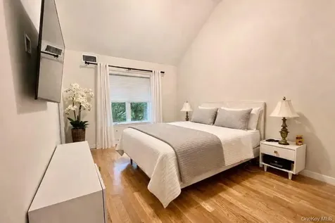 18 Pine Tree Lane Westhampton NY 11977