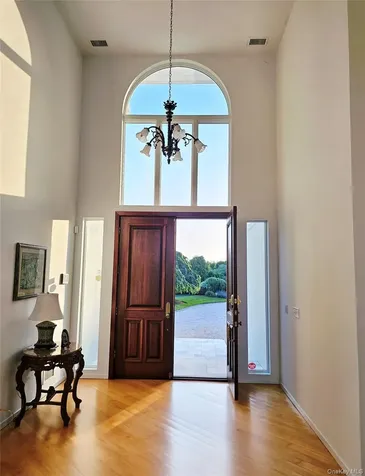 18 Pine Tree Lane Westhampton NY 11977