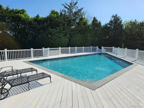 18 Pine Tree Lane Westhampton NY 11977