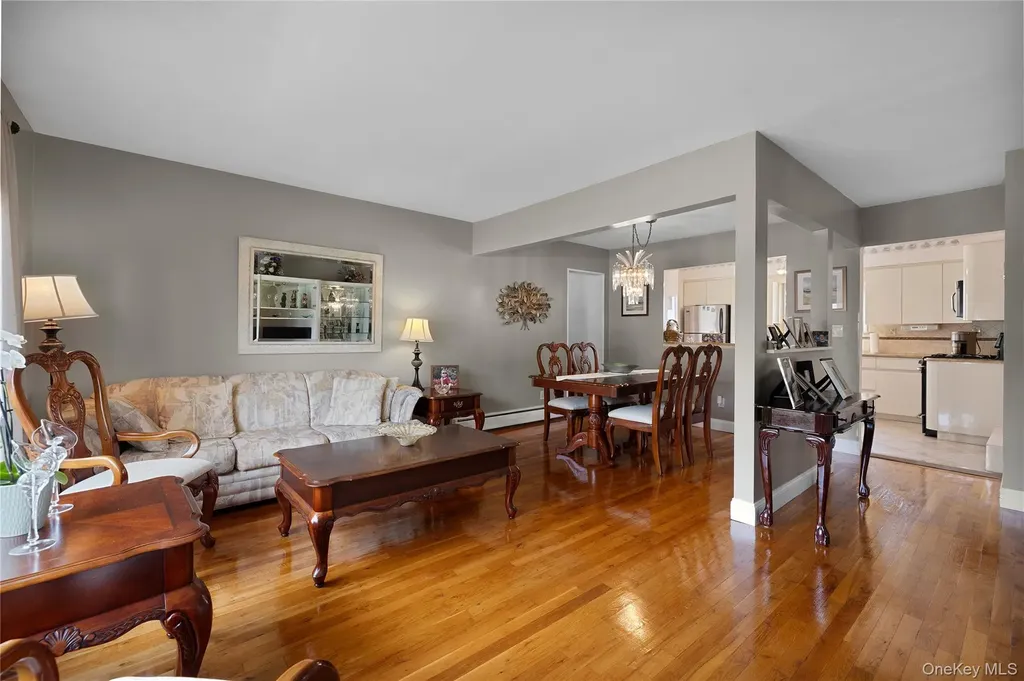 22 Marilyn Court West Babylon NY 11704